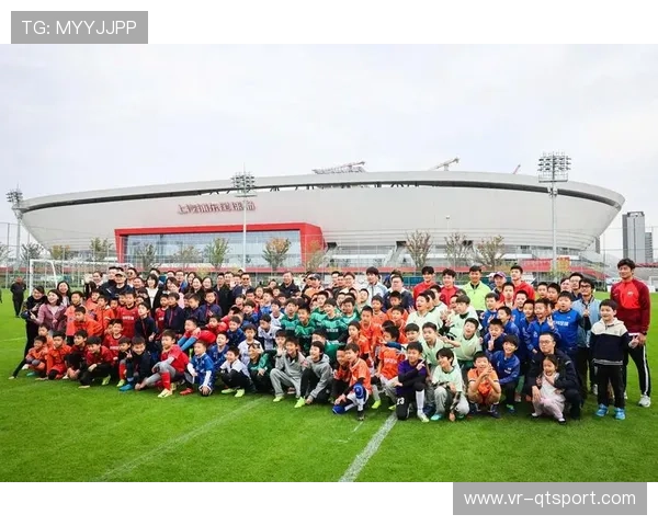 中超公益行：球员走进校园推广青少年足球